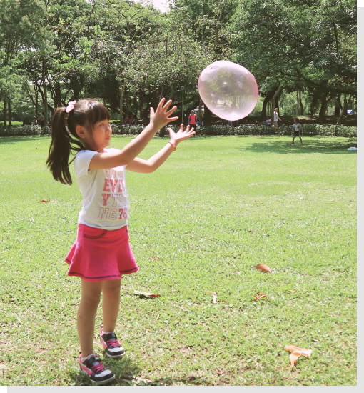 play with balloon